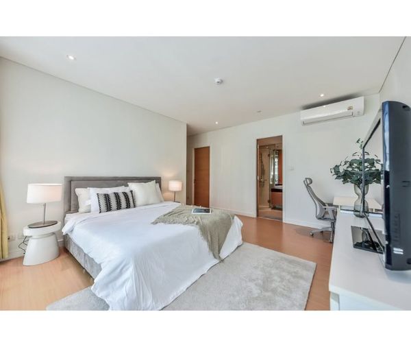 ST655/Luxury condo for rent, Fullerton Sukhumvit, 18th floor, open city view. Pets allowed, near BTS Ekkamai.