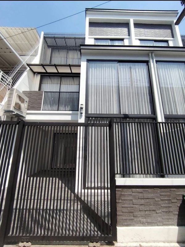 For RENT 3 storey Townhome in Ekkamai 22 ,Modern Deco, Pet friendly