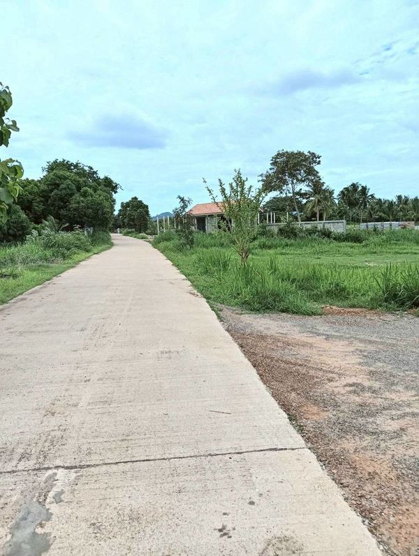 Empty land for sale Cheapest price in this area. Total area 8 rai 38 square wah, Hin Lek Fai Subdistrict, Hua Hin District, Prachuap Khiri Khan Province.