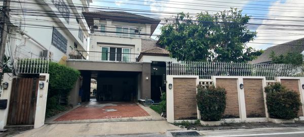 ขาย บ้านเดี่ยวหลังใหญ่ 129 ตร.ว. พื้นที่ใช้สอย 521 ตร.ม. ทำเลทองเตาปูน-ประชาชื่น ใกล้โลตัสเพียง 800 เมตร