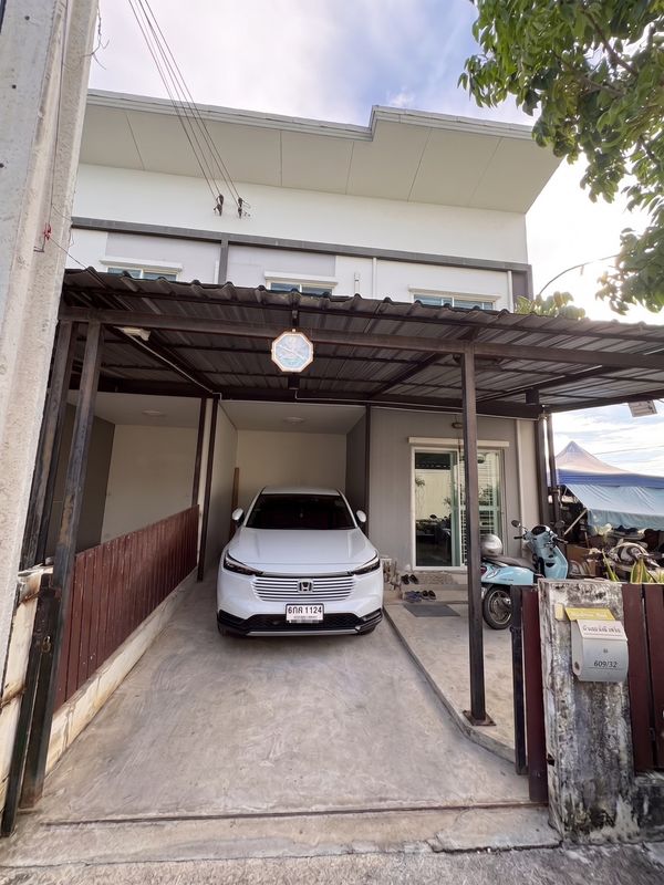 Rare Corner Townhome with Private Side Garden – Lio Bliss Prachauthit-Suksawat