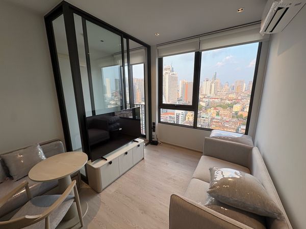 Beautiful unit, fully decorated, ready to move in! Reference Sathorn-Wongwian Yai, 1 bedroom, near BTS, just one step away.