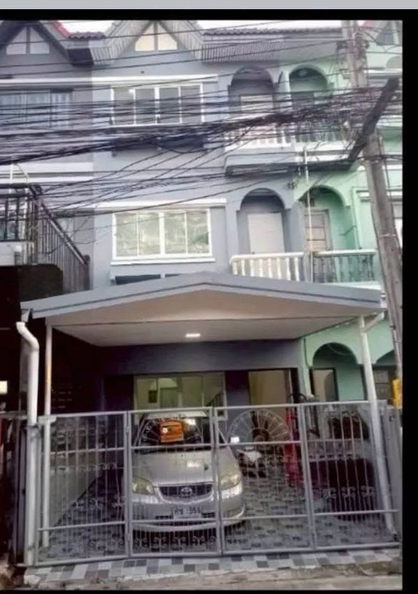 3-story townhome for rent, Lat Phrao Road 101 Air conditioned, fully furnished, 4 bedrooms, 3 bathrooms, rental price 22,000 baht per month.