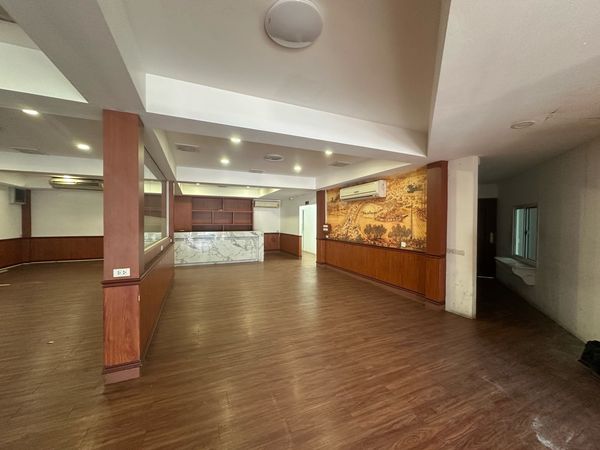 พื้นที่ห้วยขวางเหมาะเปิดร้านอาหาร /180 ตรม./950 ตรม./ 200,000