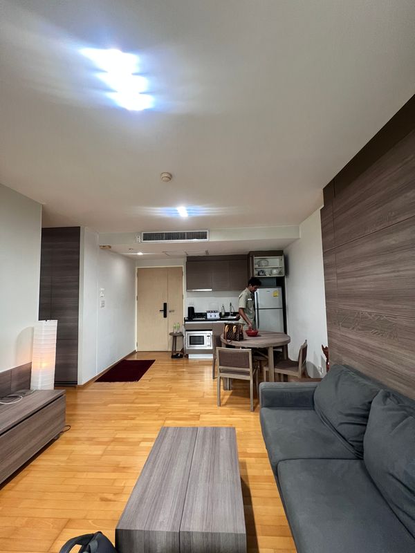 เป็นส่วนตัวยูนิตน้อย ใกล้ BTS เอกมัย - พระโขนง ราคาดีคุ้มค่า / Issara@42 2 Bed 78 sq.m. โทร 0937890899