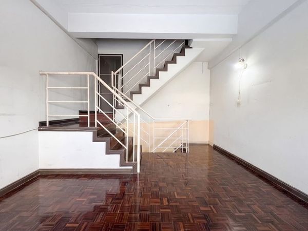  ขายทาวน์โฮม 3 ชั้น หมู่บ้านสัมมากร รามคำแหง 112 - สุขาภิบาล 3 เนื้อที่ 22.5 ตารางวา 3 ห้องนอน แขวงสะพาน เขตสะพานสูง กรุงเทพมหานคร