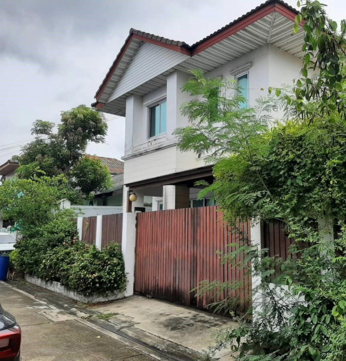 For Sale A custom-built 2-storey detached house in Soi Tiwanon 25 , Talat Khwan , Mueang Nonthaburi , Nonthaburi , CX-161113