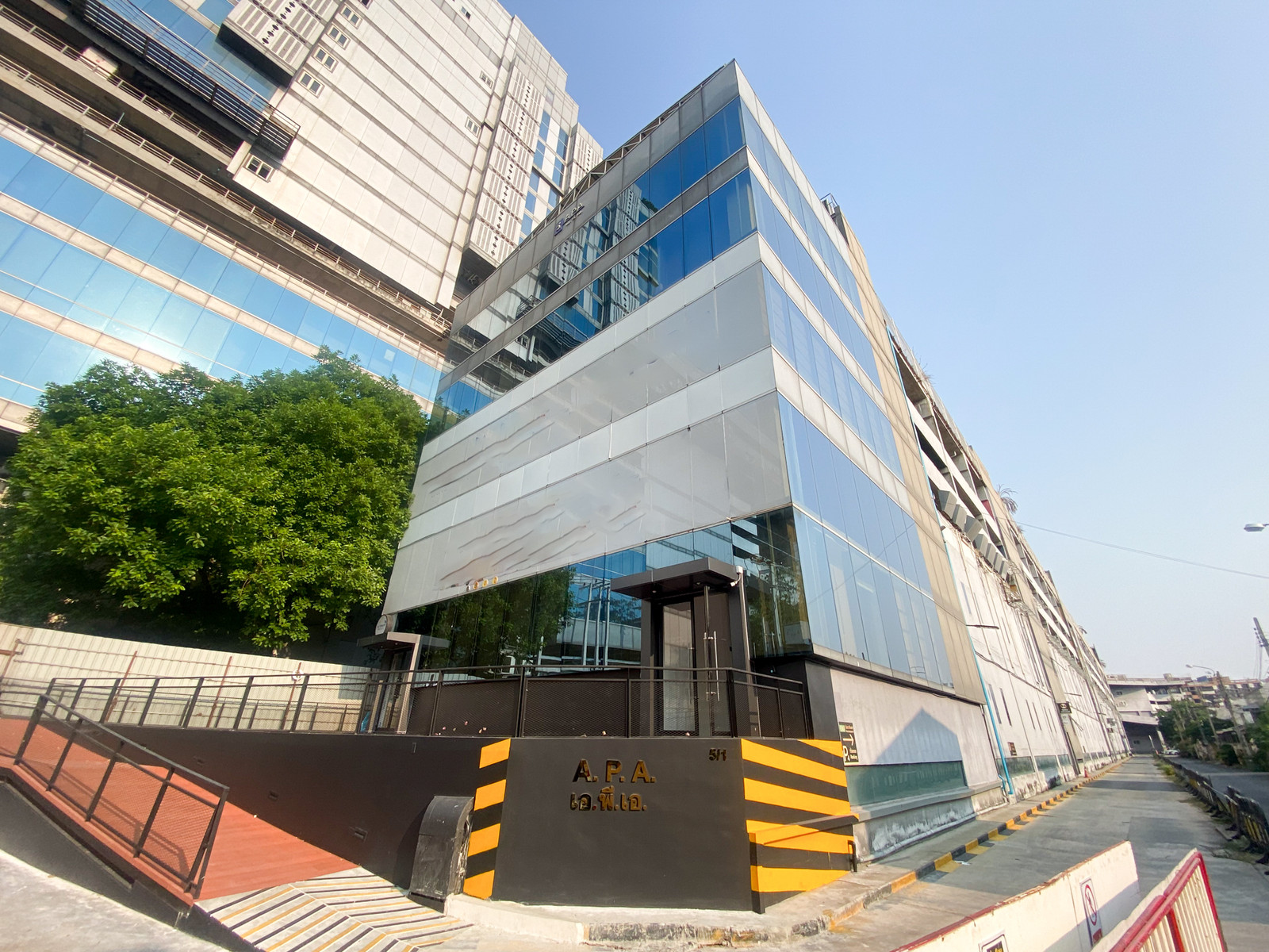 Large office building for rent Ratchada-Lat Phrao intersection — Area 1,880 sq m., parking for 400 cars, next to Suan Lum Night Bazaar 2, 2 ways to enter and exit, rent 800,000 baht/month. Large office building for rent Ratchada-Lat Phrao intersection — Area 1,880 sq m., parking for 400 cars, next to Suan Lum Night Bazaar 2, 2 ways to enter and exit, rent 800,000 baht/month.