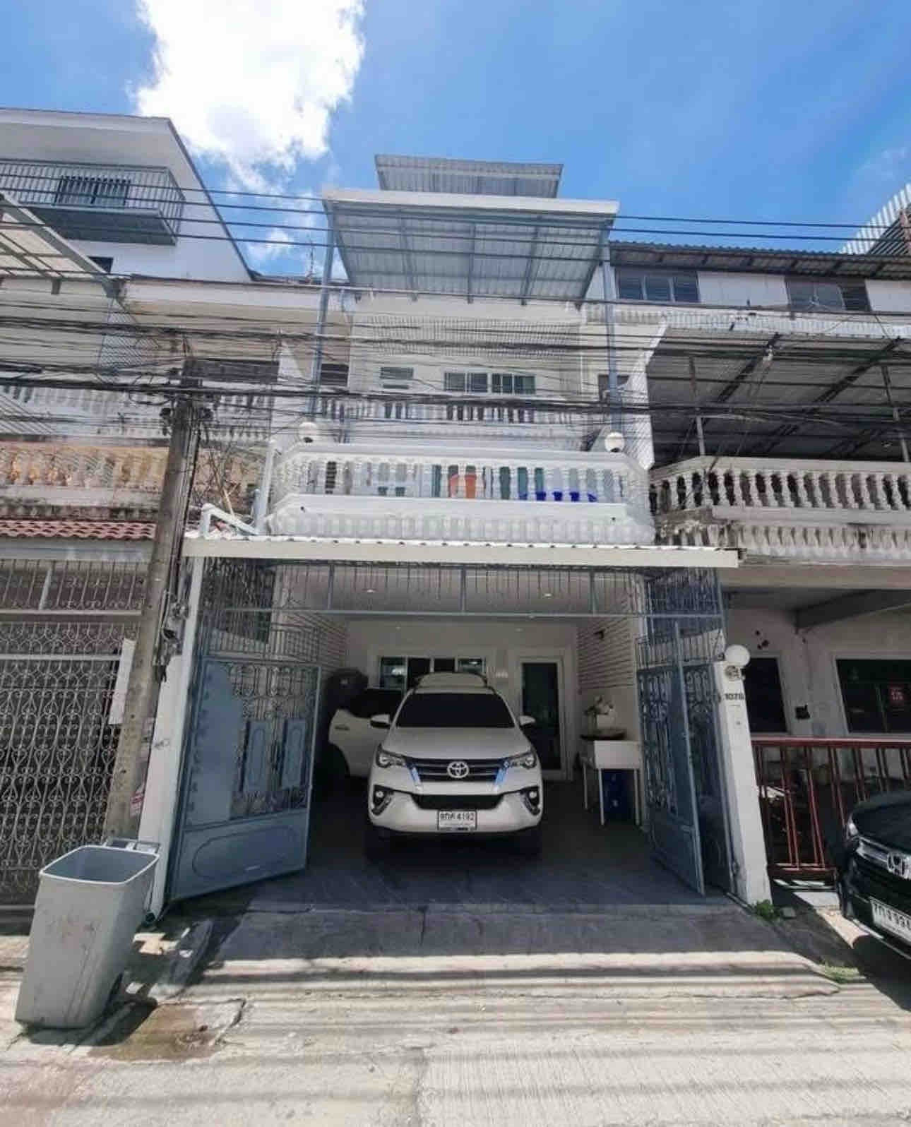 ปล่อยเช่าบ้าน 4 ชั้น ย่านสุทธิสาร  ห่างจาก mrt สุทธิสาร450เมตร