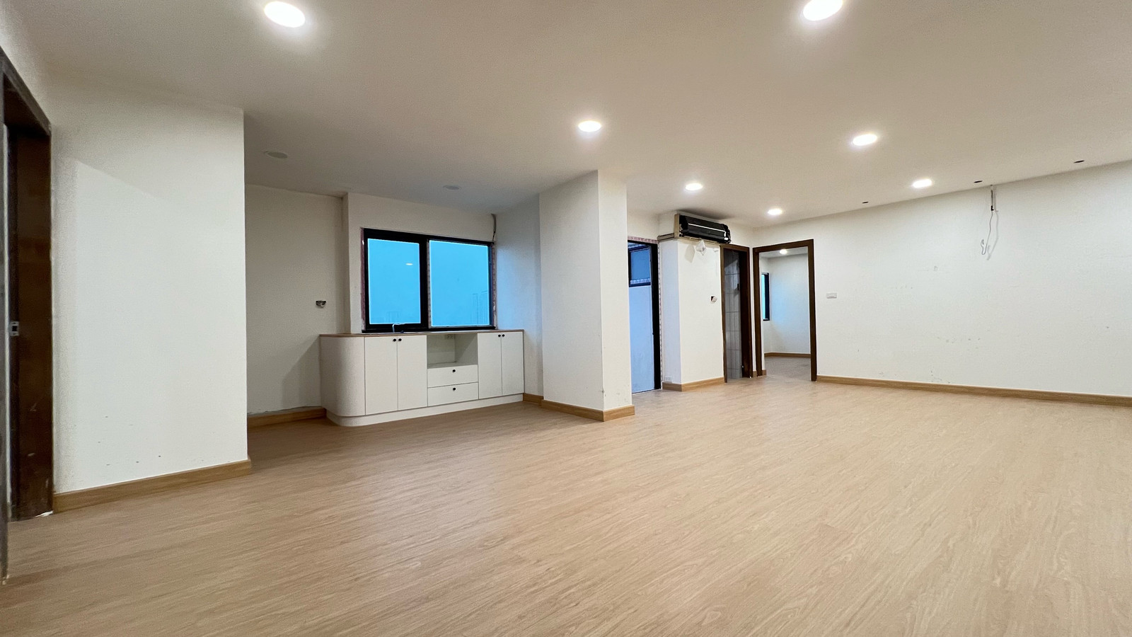 คอนโด 2 ห้องนอน 105 ตรม. ไซด์ใหญ่ รีโนเวทตกแต่งใหม่ ใกล้เซ็นทรัล ปิ่นเกล้า