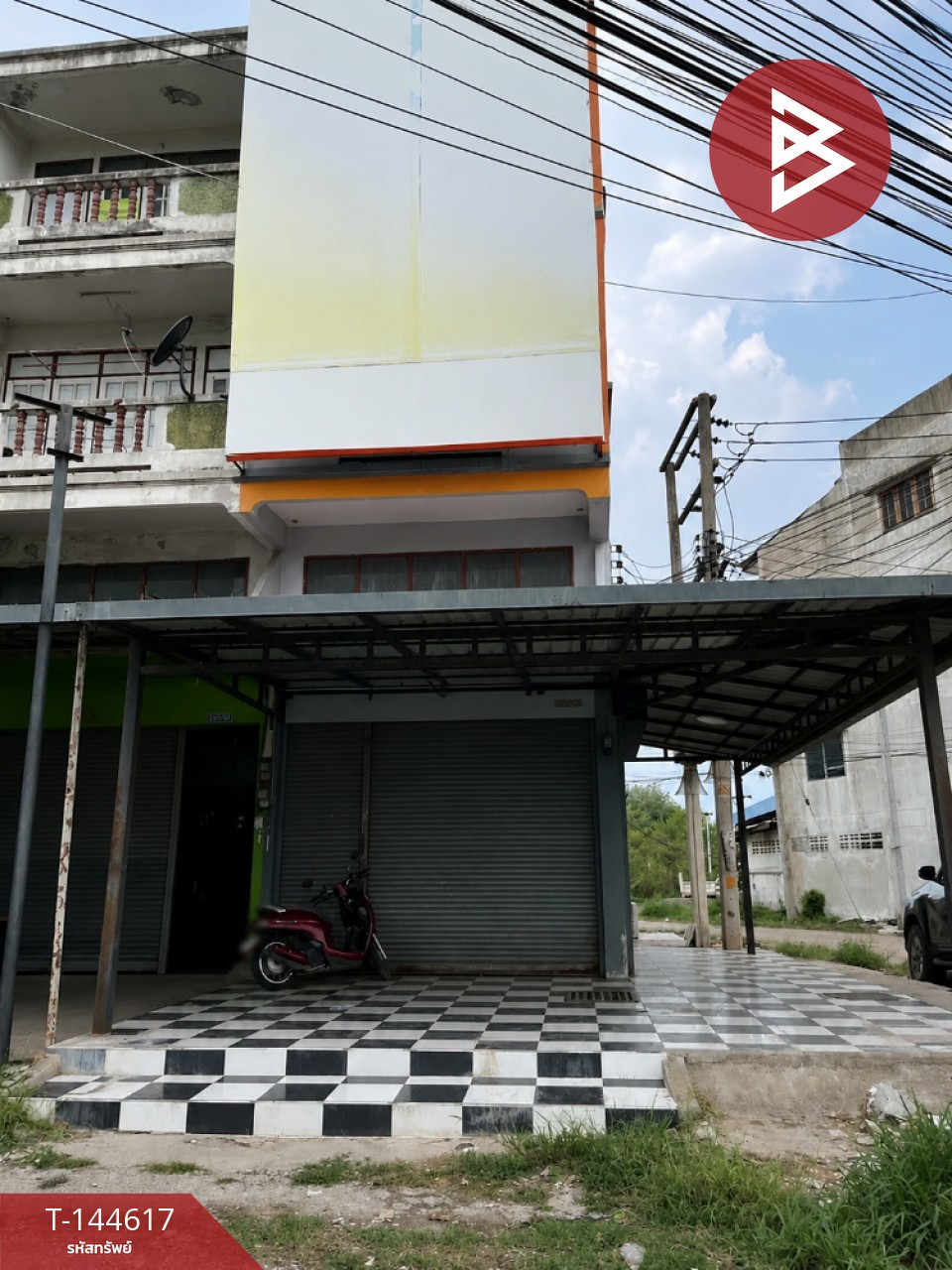 3-story commercial building for sale, Chai Badan District, Lopburi, ready to move in, good location next to the road.