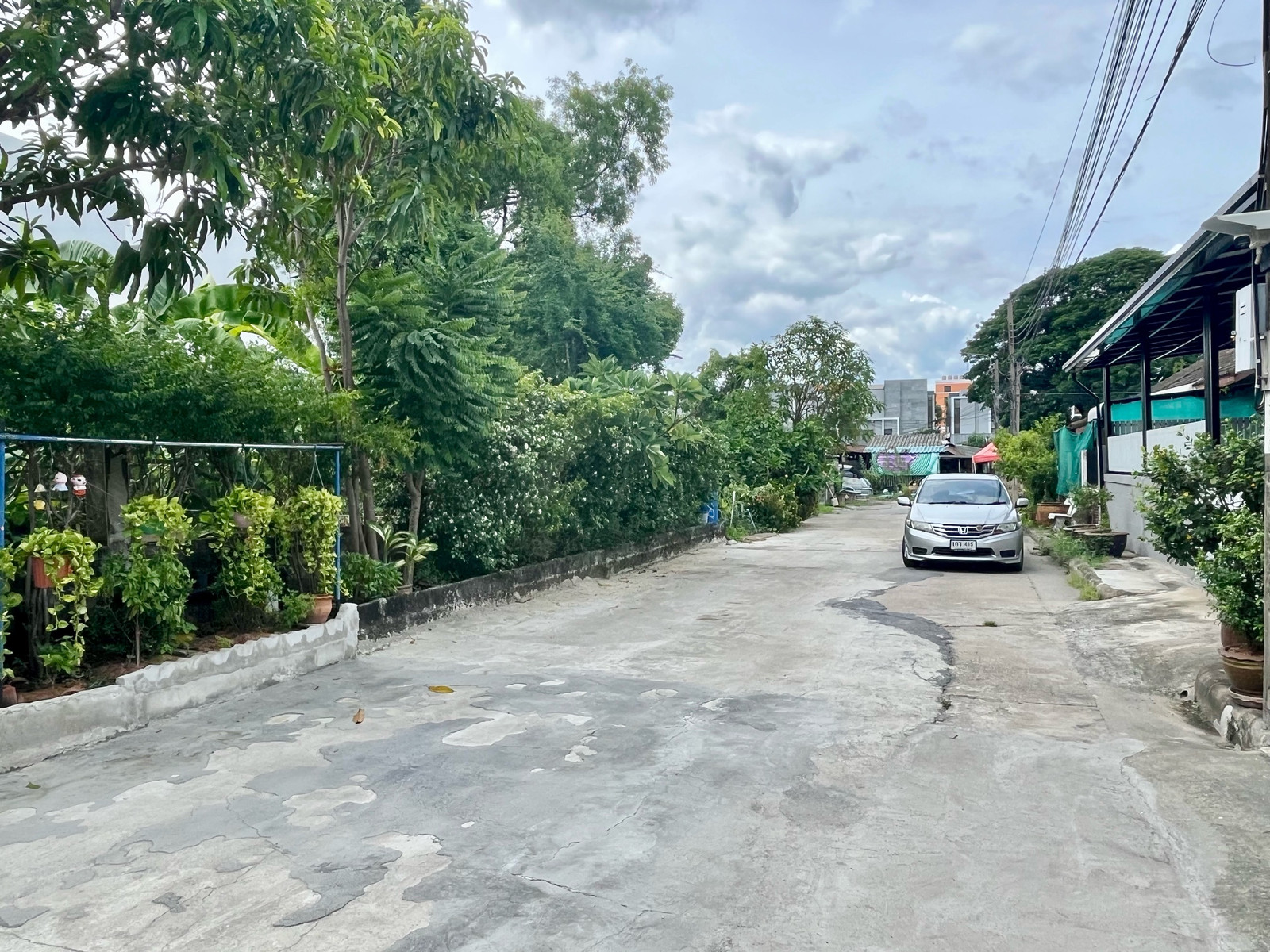 Land for sale 2-2-58 rai, road width 6 meters, Soi Ramkhamhaeng 68, selling below land estimate.