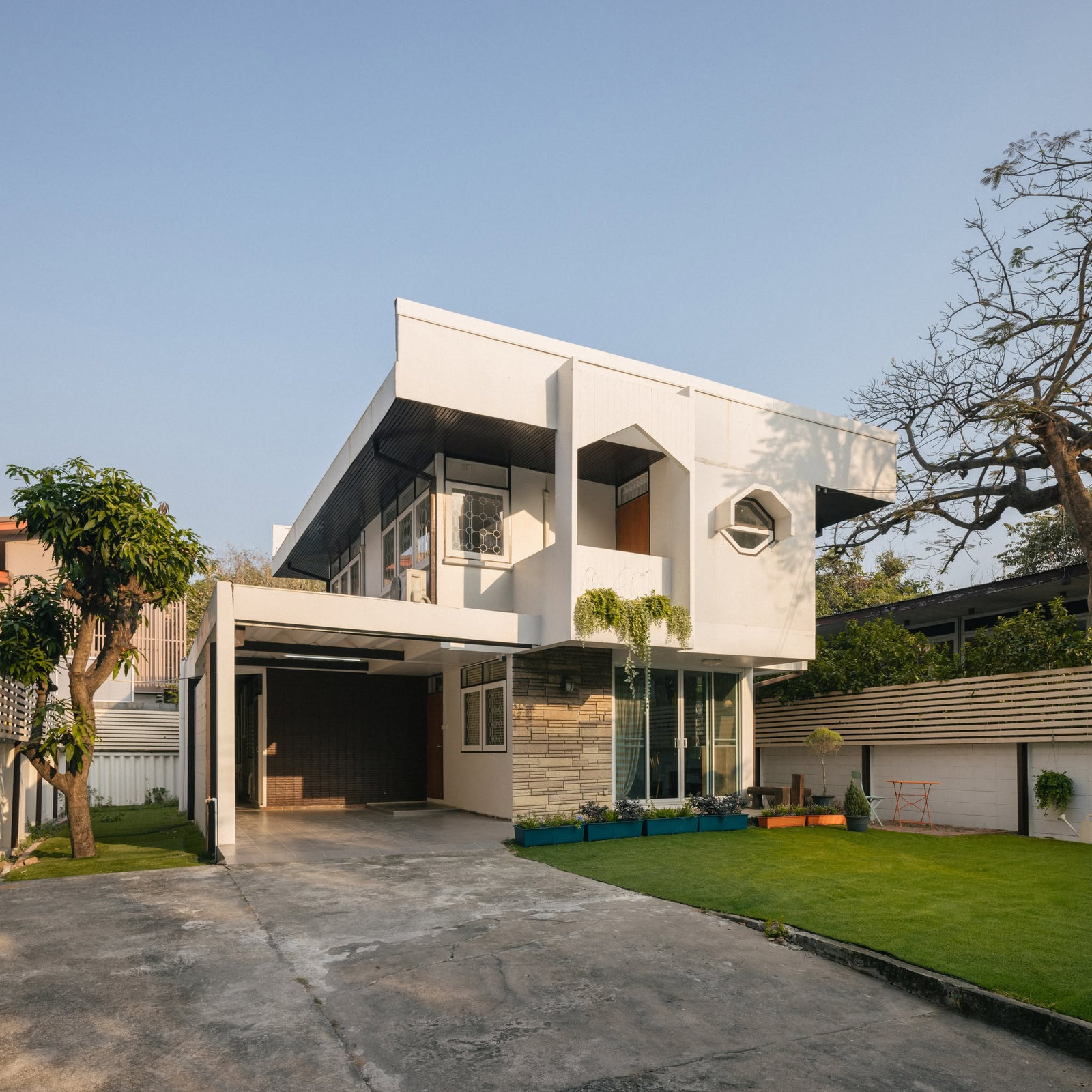 Business Takeover: Two-story Mid-Century detached house in Ekkamai Business Takeover: Two-story Mid-Century detached house in Ekkamai