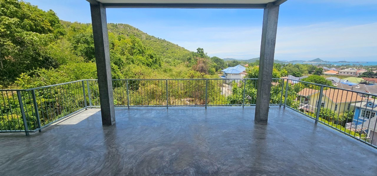 Single house for sale in Sattahip, 3 floors, ready to move in vacation home, next to the mountain, sea view, feng shui, dragon's belly.