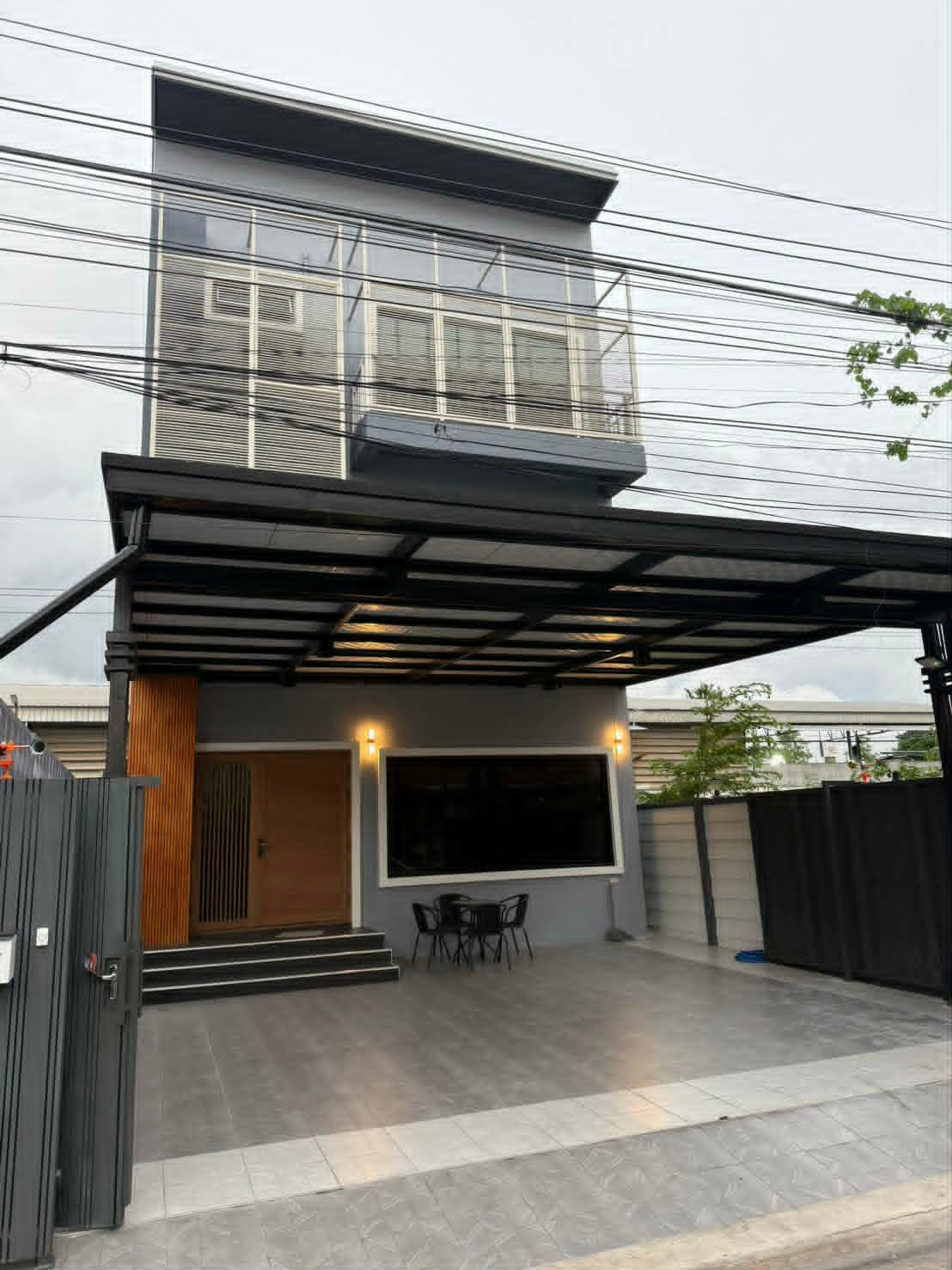 ขาย และให้เช่า บ้านรามอินทรา ใกล้รถไฟฟ้า MRT สถานีสินแพทย์ 200 m. เนื้อที่ 53 ตร.วา 190 ตร.ม. 5 ห้องนอน 6 ห้องน้ำ มี 3 ชั้น จอดรถได้ 2 คัน ขาย และให้เช่า บ้านรามอินทรา ใกล้รถไฟฟ้า MRT สถานีสินแพทย์ 200 m. เนื้อที่ 53 ตร.วา 190 ตร.ม. 5 ห้องนอน 6 ห้องน้ำ มี 3 ชั้น จอดรถได้ 2 คัน