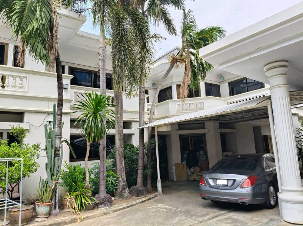 Call : 099-289-6635 Two Detached houses for sale 121 sq.wa located next to University of the Thai Chamber of Commerce, Soi Intamara 44, Sutthisan Road, Din Daeng, Bangkok Call : 099-289-6635 Two Detached houses for sale 121 sq.wa located next to University of the Thai Chamber of Commerce, Soi Intamara 44, Sutthisan Road, Din Daeng, Bangkok