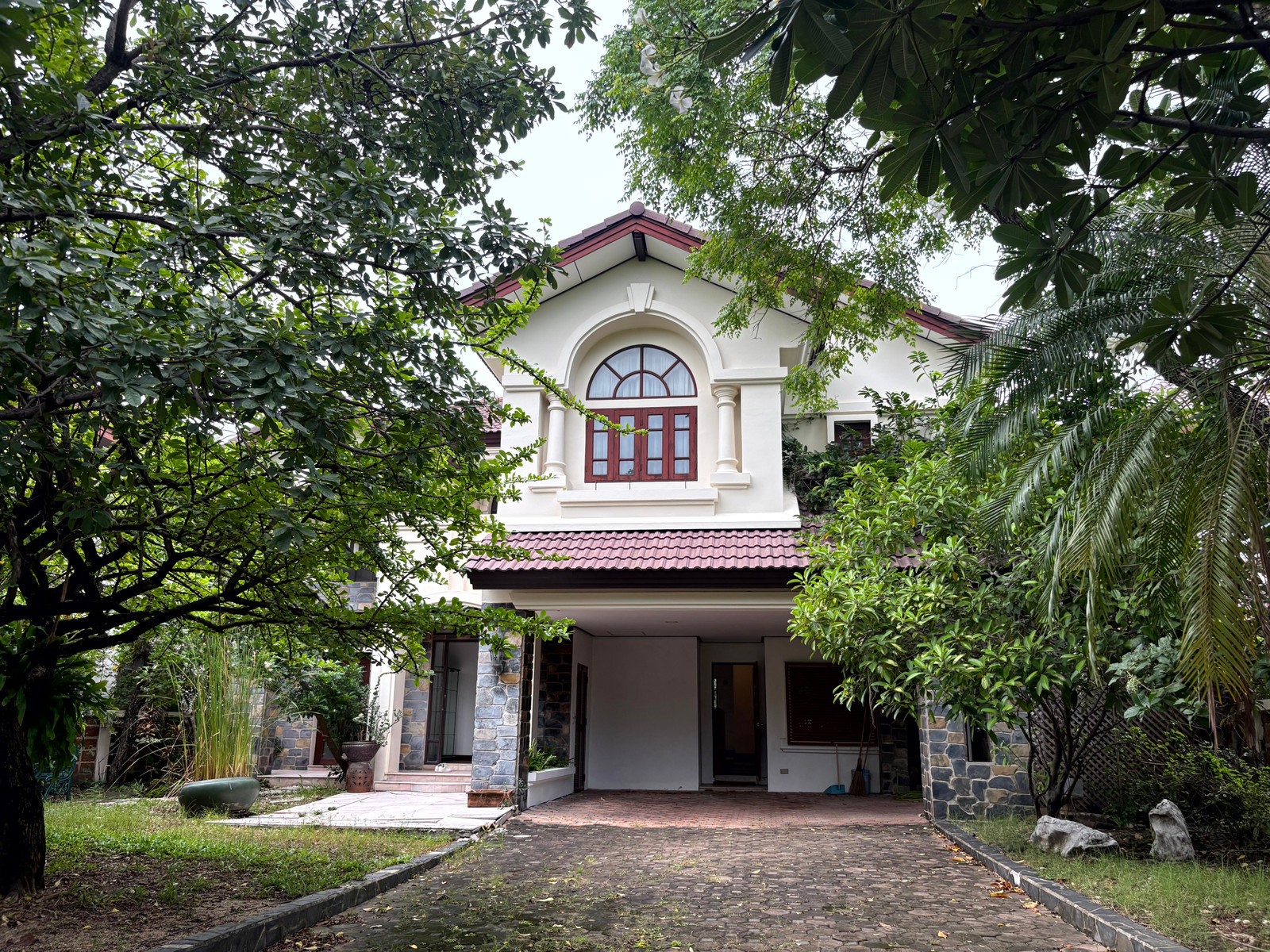 For Sale: Ladawan Srinakarin, a luxury project featuring spacious, shady, and peaceful surroundings.