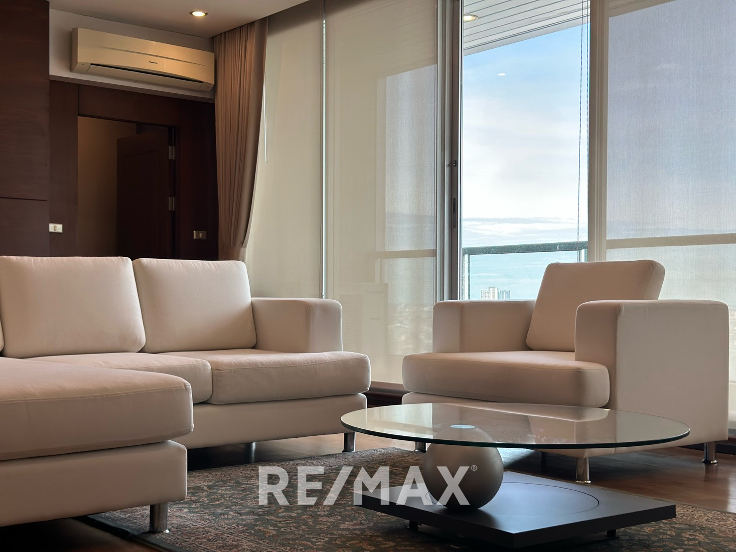 Sky Villas (in same building as Ascott Sathorn Bangkok) Please feel free to leave me a message on LINE Sky Villas (in same building as Ascott Sathorn Bangkok) Please feel free to leave me a message on LINE