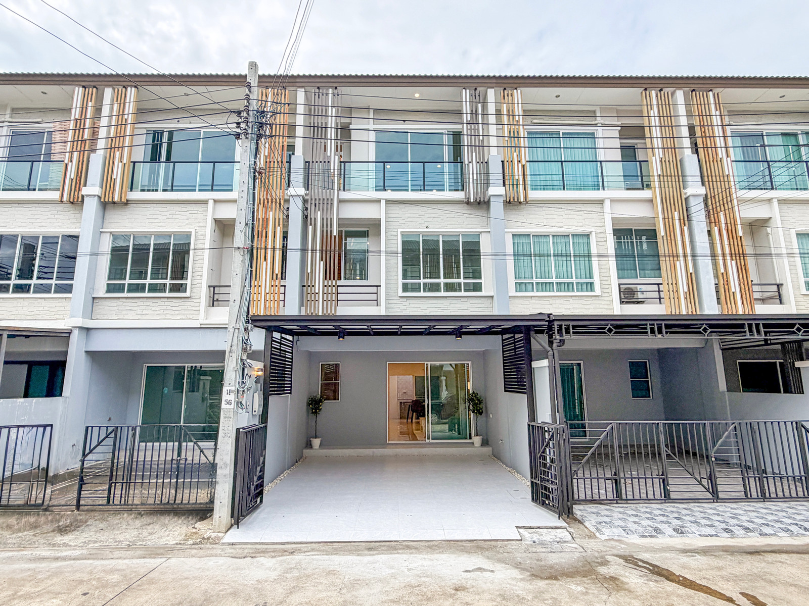 3-story townhome for sale, The Plant Citi Chaengwattana, can walk to the BTS. In the heart of Thong Thani city, newly renovated, ready to move in. 3-story townhome for sale, The Plant Citi Chaengwattana, can walk to the BTS. In the heart of Thong Thani city, newly renovated, ready to move in.