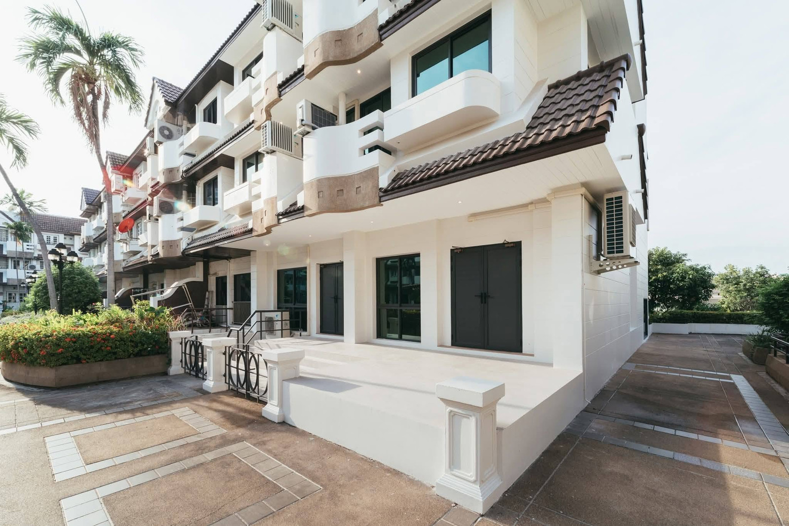 HR3561 Luxury townhome for rent, 350 sq m, prime location, Sukhumvit. (Ekkamai-Thonglor) walking distance to BTS Phra Khanong. There is a separate maids room. HR3561 Luxury townhome for rent, 350 sq m, prime location, Sukhumvit. (Ekkamai-Thonglor) walking distance to BTS Phra Khanong. There is a separate maids room.