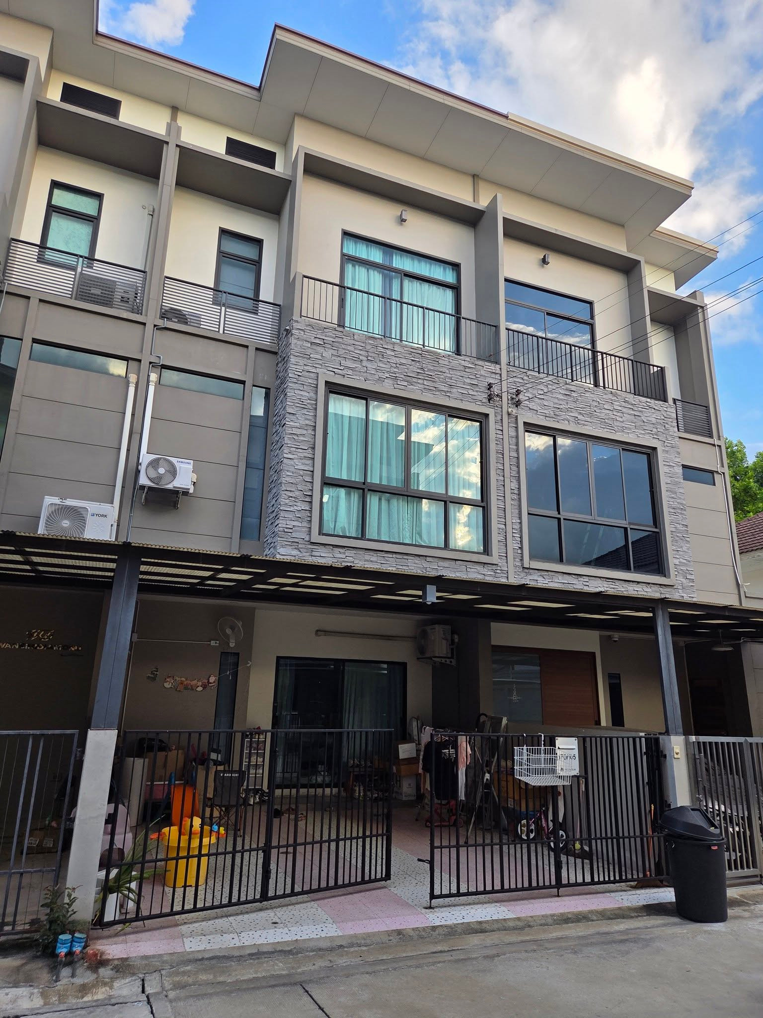 Best price for rent Baan Piamsuk Pinklao Kanchanaphisek, project next to the main road. Near Central Westville and Central Westgate Quick response 064-974-2441
