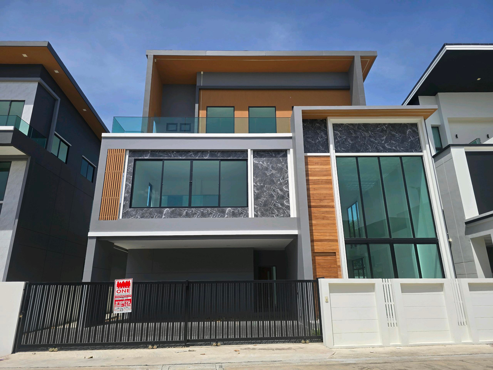 Selling for millions less than the project, new 3-story luxury house, PRIVATE 33 project, in the heart of Chonburi. Suitable for living and doing HOME OFFICE.