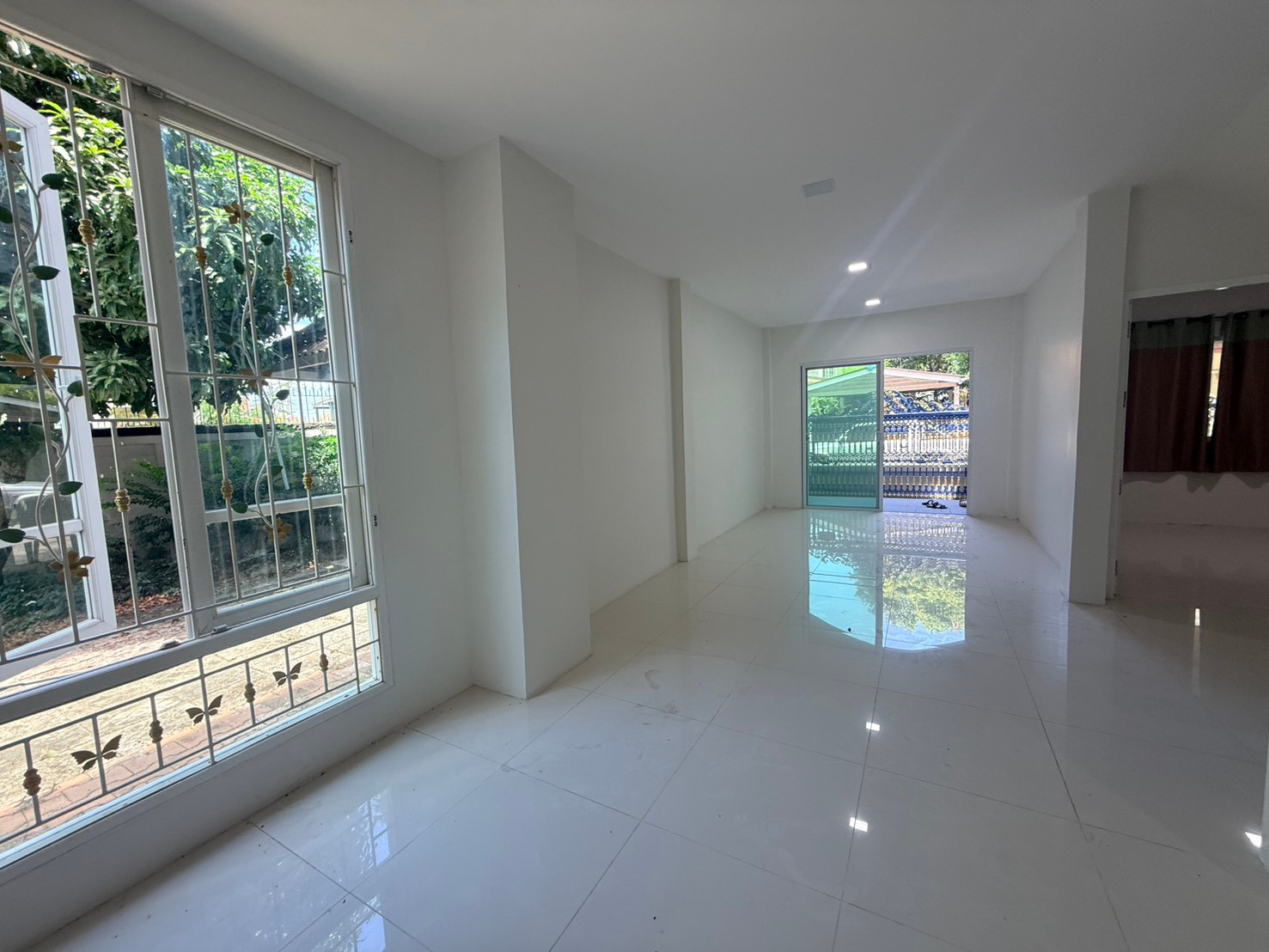 รีโนเวทใหม่ ไม่ต้องปวดหัวแต่งเพิ่ม ขายทาวน์โฮมหลังมุม 46.7 ตร.วา 4 ห้องนอน สินทวีการ์เด้น 1/2 พระราม 2 – รูปที่ 2