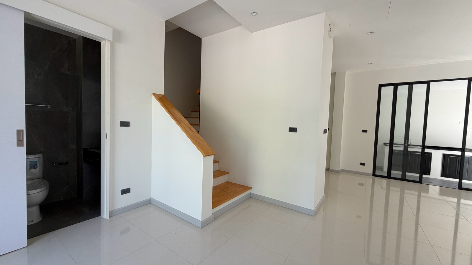 ขาย บ้าน 3 ชั้น ลาดพร้าว 101 ใกล้ รถไฟฟ้า สายสีเหลือง เพียง 850 เมตร  – รูปที่ 4