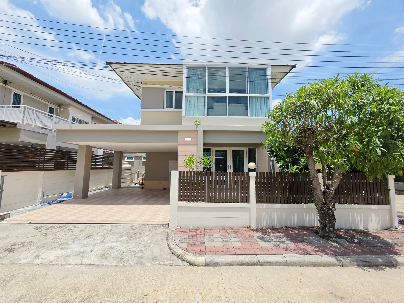 If you are looking for a house that "Ready to move in" In the Don Mueang area Convenient transportation, peaceful atmosphere, this house is the answer, single house in the Seranee Casa Don Mueang project. If you are looking for a house that "Ready to move in" In the Don Mueang area Convenient transportation, peaceful atmosphere, this house is the answer, single house in the Seranee Casa Don Mueang project.