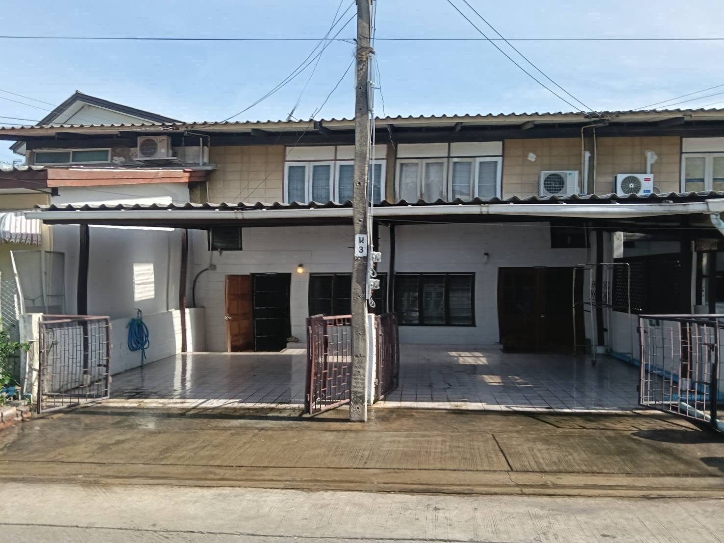2-story townhome for rent, Prachaniwet 1 (2 units), price 20,000 baht/month.
Size 47.8 square meters 2-story townhome for rent, Prachaniwet 1 (2 units), price 20,000 baht/month.
Size 47.8 square meters