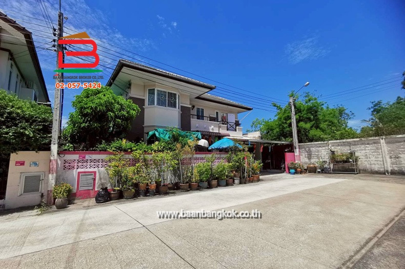 บ้านเดี่ยว บ้านชิชากร 2 กาญจนาภิเษก เนื้อที่ 56.9 ตรว. ใกล้โรงพยาบาล​บางใหญ่ ถนนกาญจนาภิเษก ตำบลบางม่วง อำเภอบางใหญ่ จังหวัดนนทบุรี