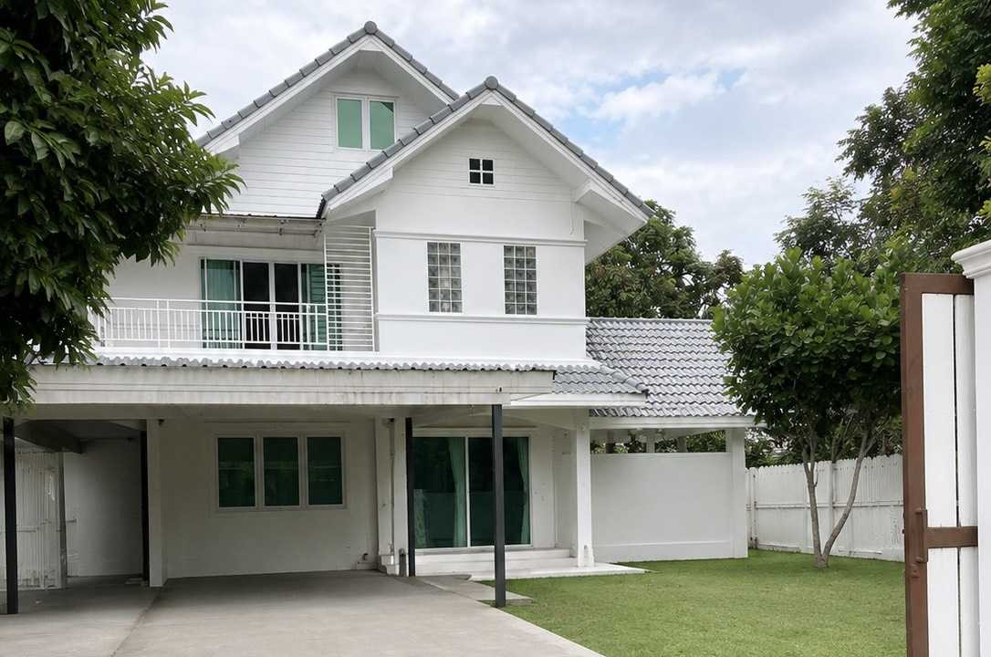 For sale: 3-story detached house with large garden, Nong Chom location, near Likhit Chiwan Intersection, Chiang Mai Province.
