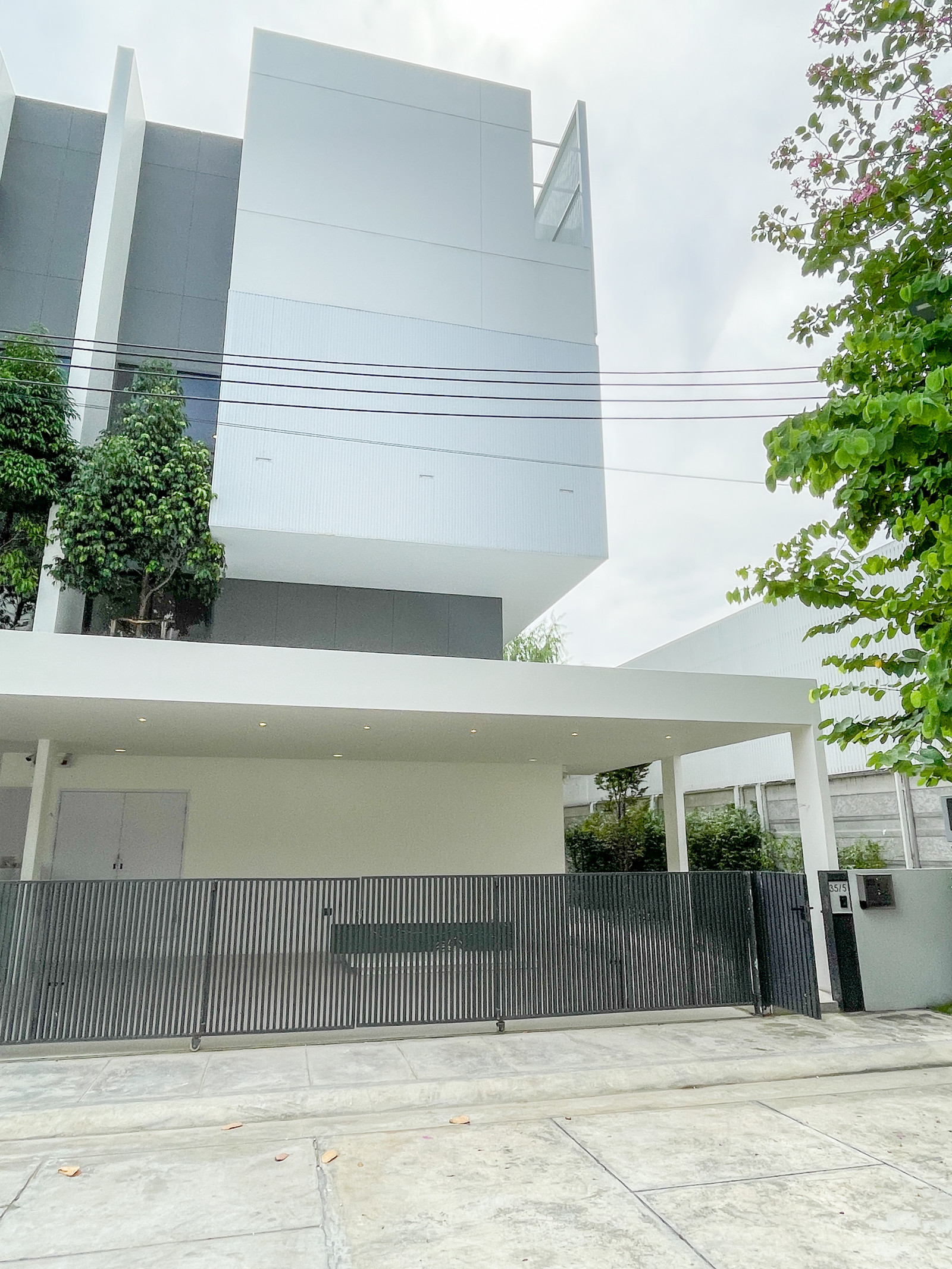 ให้เช่าโฮมออฟฟิศหรู 3.5 ชั้น ARKIN วิภาวดี หลังมุม ติดถนนวิภาวดี 50 ม. ใกล้ Tollway เพียง 95,000 บ./เดือน! ให้เช่าโฮมออฟฟิศหรู 3.5 ชั้น ARKIN วิภาวดี หลังมุม ติดถนนวิภาวดี 50 ม. ใกล้ Tollway เพียง 95,000 บ./เดือน!
