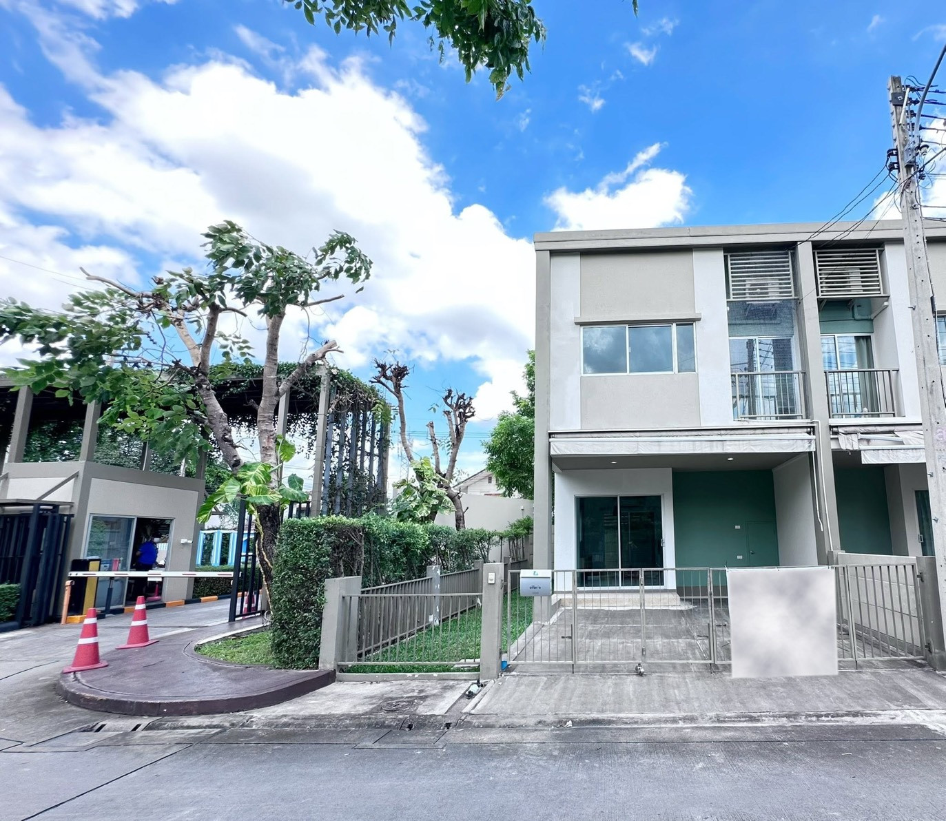 🔥2-story townhome for sale, corner unit, very good location, Rangsit-Khlong 2, near Future Park Rangsit, convenient travel, in front of the house won't hit anyone. High privacy ✨ 🔥2-story townhome for sale, corner unit, very good location, Rangsit-Khlong 2, near Future Park Rangsit, convenient travel, in front of the house won't hit anyone. High privacy ✨