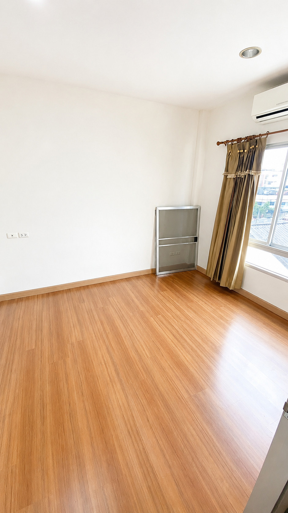 For sale / rent home office, Baan Klang Muang, The Royal Monaco, Srinakarin 24, home office, good location, can enter and exit from 2 routes, both Srinakarin Road, Soi 24 and On Nut Road, Soi 39, suitable for living, making an office or registering a comp – รูปที่ 3