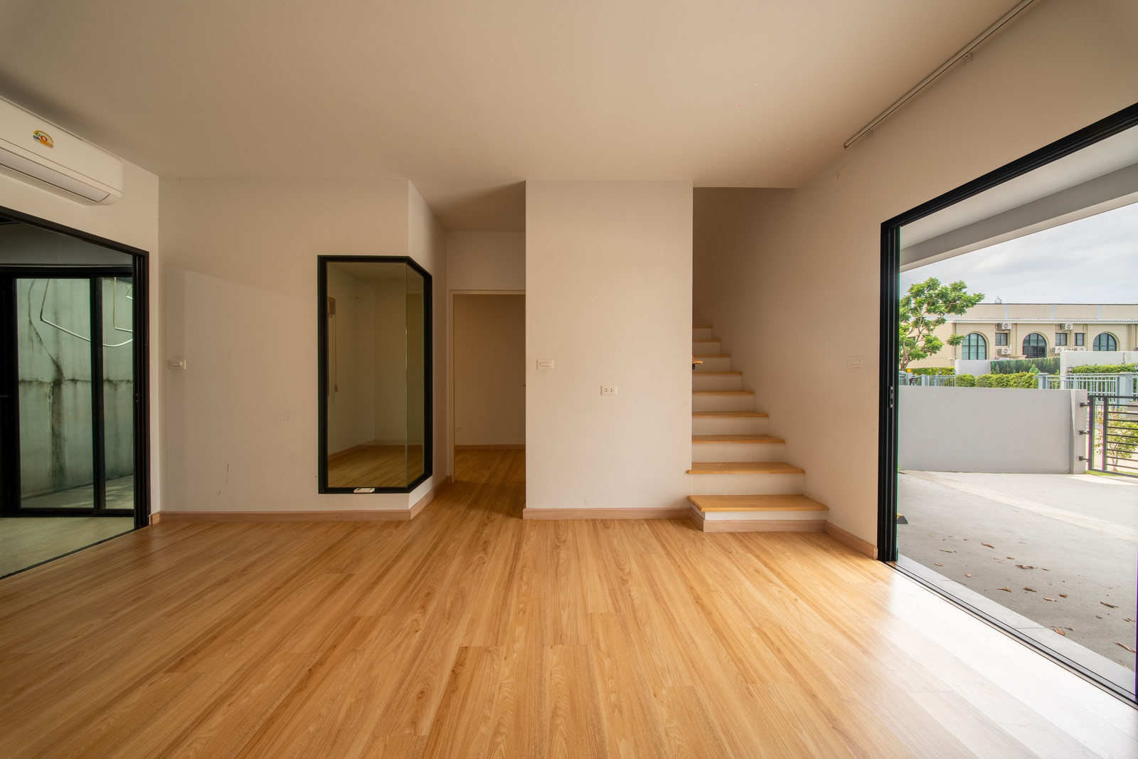Rare Family Townhome Siri Place Pattanakarn 4BR สไตล์ปารีส ใกล้สุวรรณภูมิ - U6239104 – รูปที่ 3