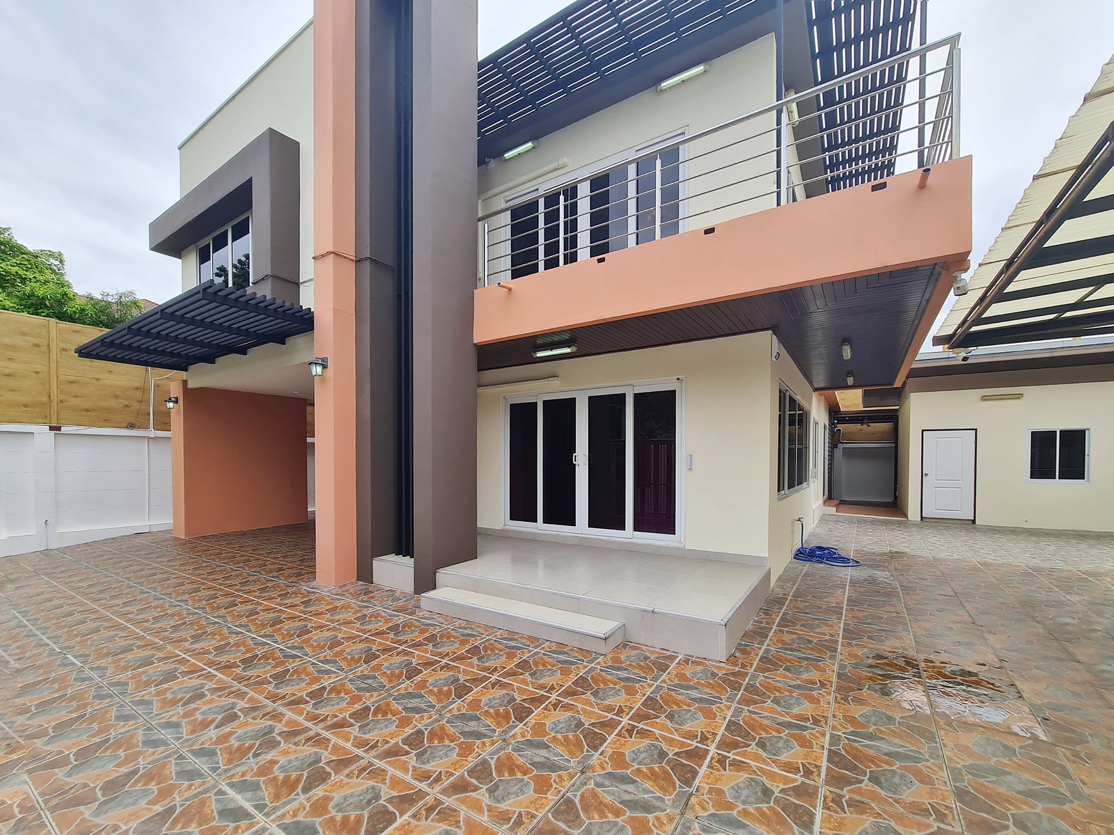 Single House 7-bedroom for Rent | Sutthisarn-Huaykwang Single House 7-bedroom for Rent | Sutthisarn-Huaykwang