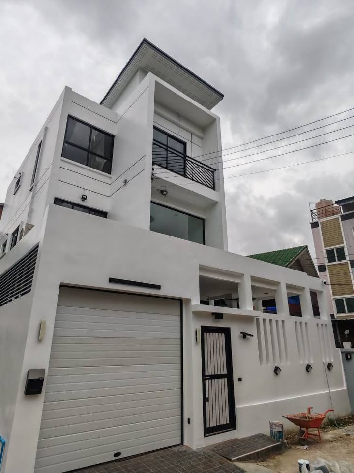 RH070126 for sale/rent, new detached house, 3 floors, 5 bedrooms at Town in Town. Near Ramindra-Ekkamai Expressway RH070126 for sale/rent, new detached house, 3 floors, 5 bedrooms at Town in Town. Near Ramindra-Ekkamai Expressway