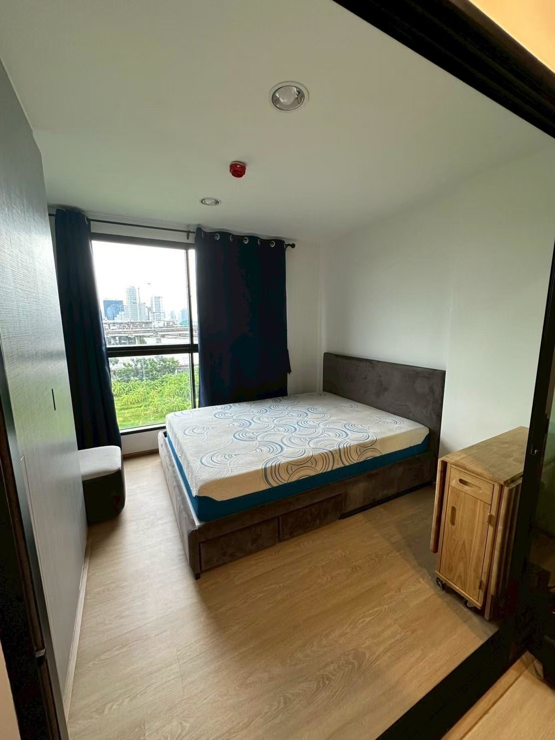 For sale and rent Rise rama 9, beautiful room, renovated, changed the floor to spc in the whole room.