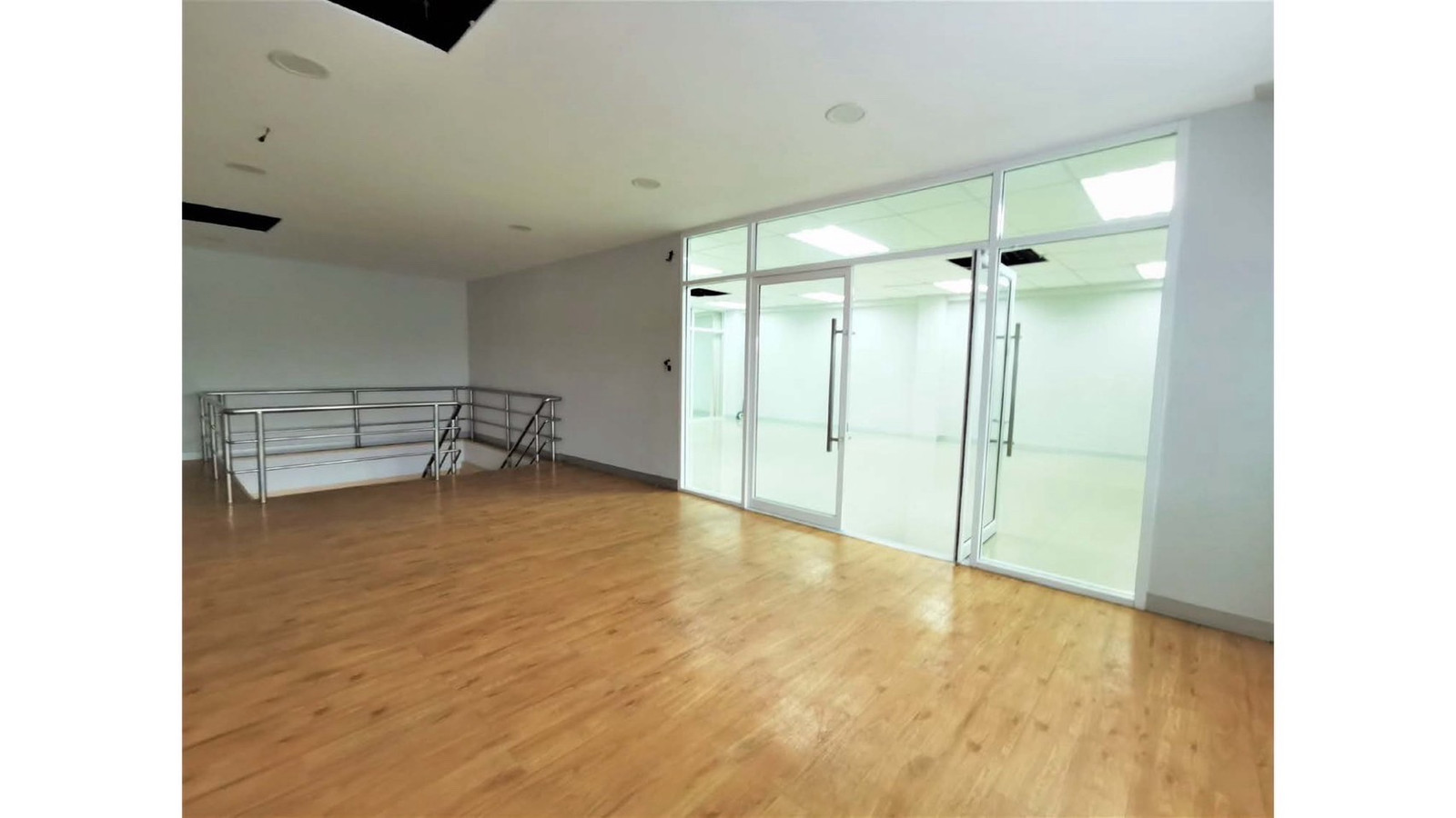 For rent, 2nd floor space for doing business, 400 sq m., Asoke - Phetchaburi, new section, near MRT Phetchaburi station, 300 m., can enter and exit 24 hours, Split Type air conditioner, has parking for customers. For rent, 2nd floor space for doing business, 400 sq m., Asoke - Phetchaburi, new section, near MRT Phetchaburi station, 300 m., can enter and exit 24 hours, Split Type air conditioner, has parking for customers.