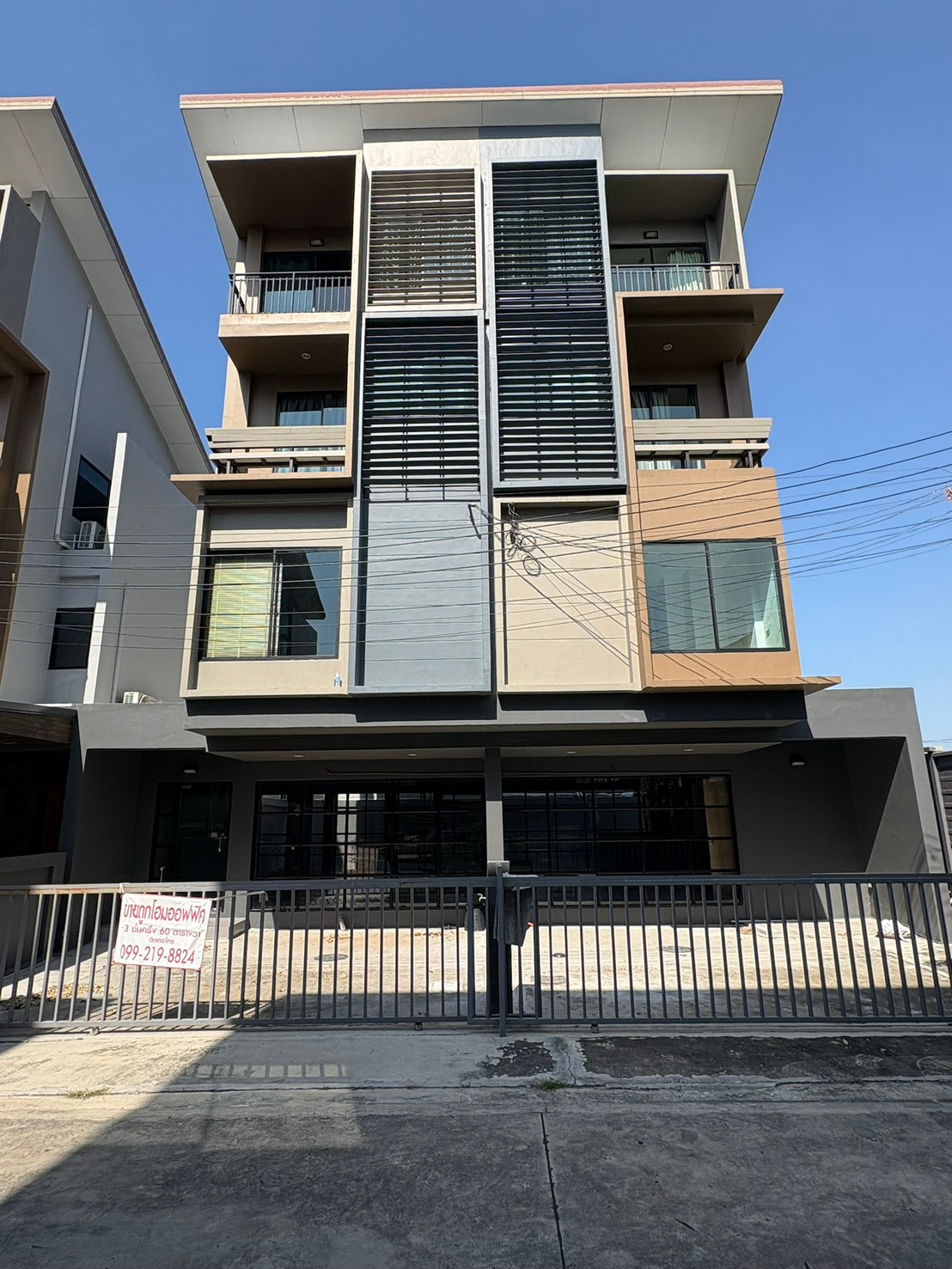 For sale/rent 2 townhome office units, Haus Clover Chaengwattana - Ratchaphruek project, 3 and a half floors, semi-detached house (2 buildings connected together) For sale/rent 2 townhome office units, Haus Clover Chaengwattana - Ratchaphruek project, 3 and a half floors, semi-detached house (2 buildings connected together)