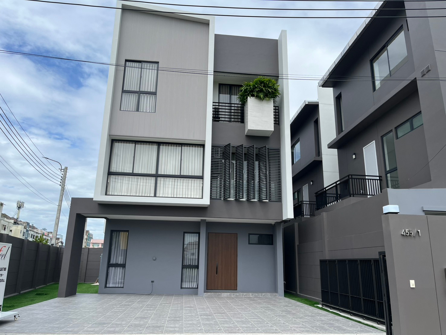 J129|🏡 [ขาย] บ้านเดี่ยว 3 ชั้น โครงการ 𝐅𝐞𝐞𝐥 𝐓𝐨𝐰𝐧 ลาดพร้าว 𝟏𝟎𝟏 สไตล์ Modern Luxury หลังใหญ่ ใจกลางลาดพร้าว 101 ใกล้รถไฟฟ้าสีเหลือง ✨ PRIVACY IS THE NEW LUXURY ✨ สัมผัสชีวิตเหนือระดับและความเป็นส่วนตัวสูงสุดในสังคมคุณภาพ มีเพียง 9 ยูนิตเท่านั้นใ