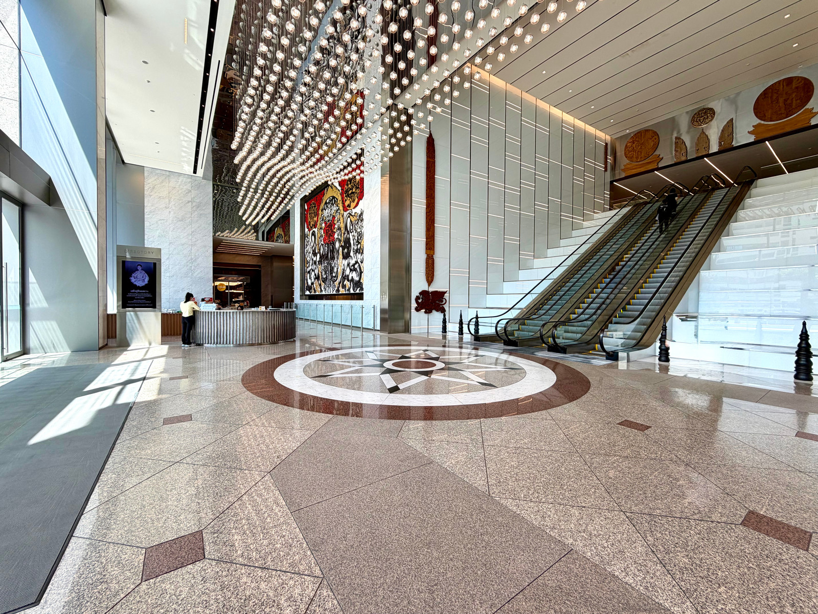 Grade A Green Office, 200m to BTS Chong Nonsi, with a very large food court, 7-11&amp; Starbucks 