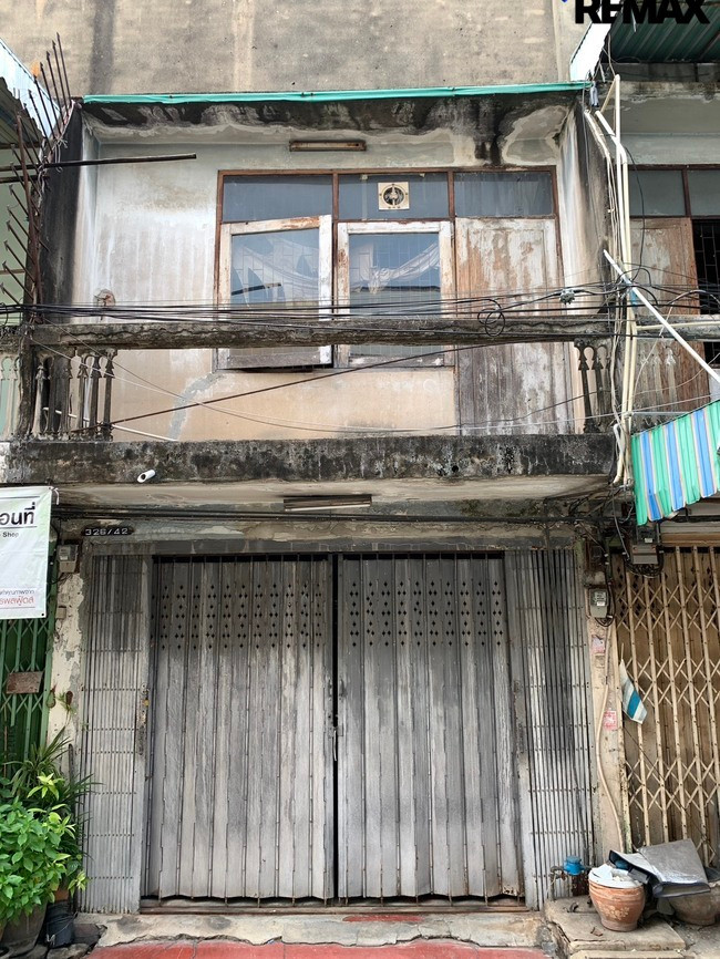 Townhouse for sale, prime location, Charoen Nakhon 62 or Somdet Phra Chao Taksin 33. Townhouse for sale, prime location, Charoen Nakhon 62 or Somdet Phra Chao Taksin 33.