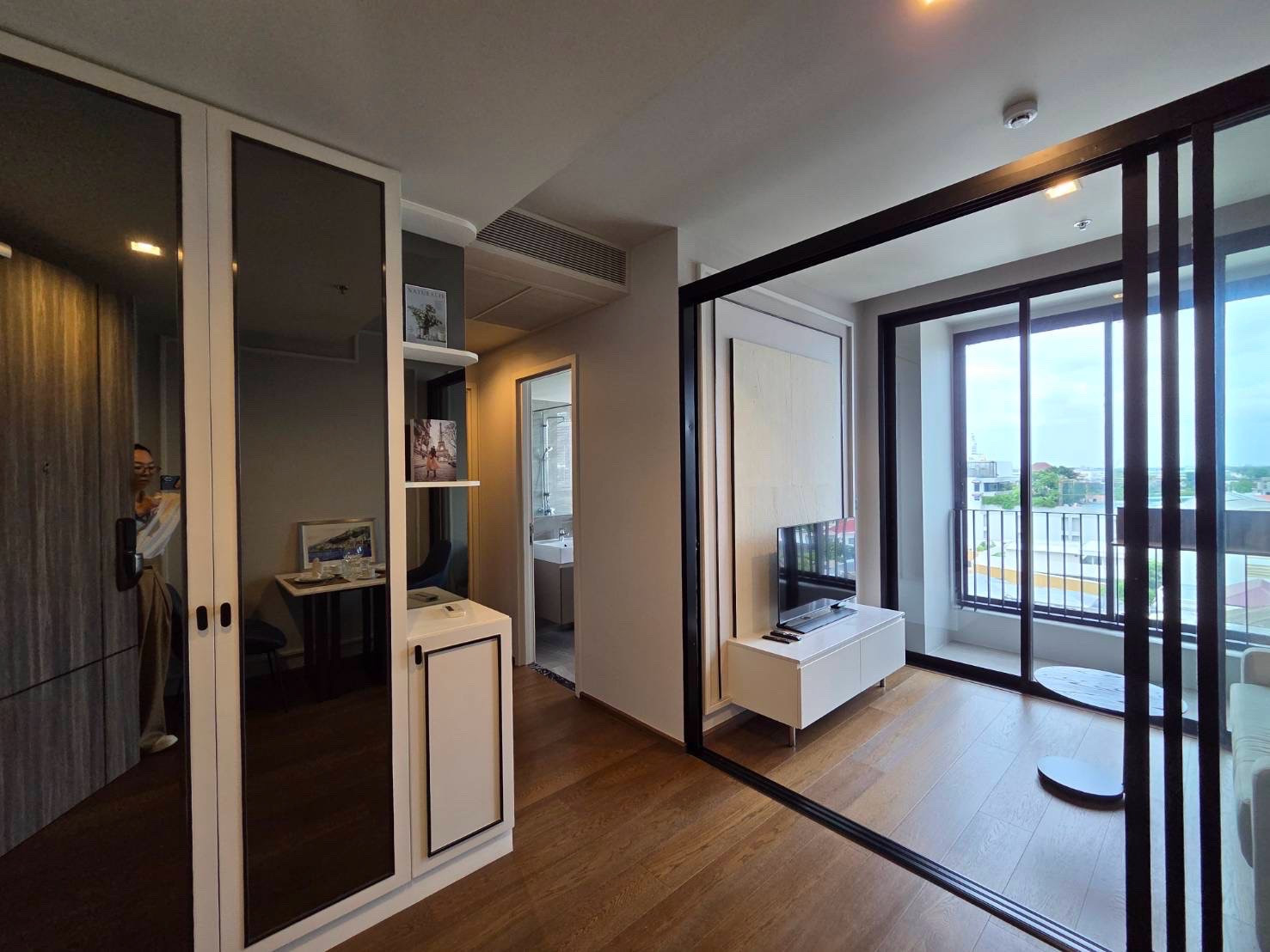 For Rent for rent ideo q sukhumvit 36 BTS Thonglor 1 bed 46 sq.m curved glass 8+ floor price 40,000 baht/month For Rent for rent ideo q sukhumvit 36 BTS Thonglor 1 bed 46 sq.m curved glass 8+ floor price 40,000 baht/month