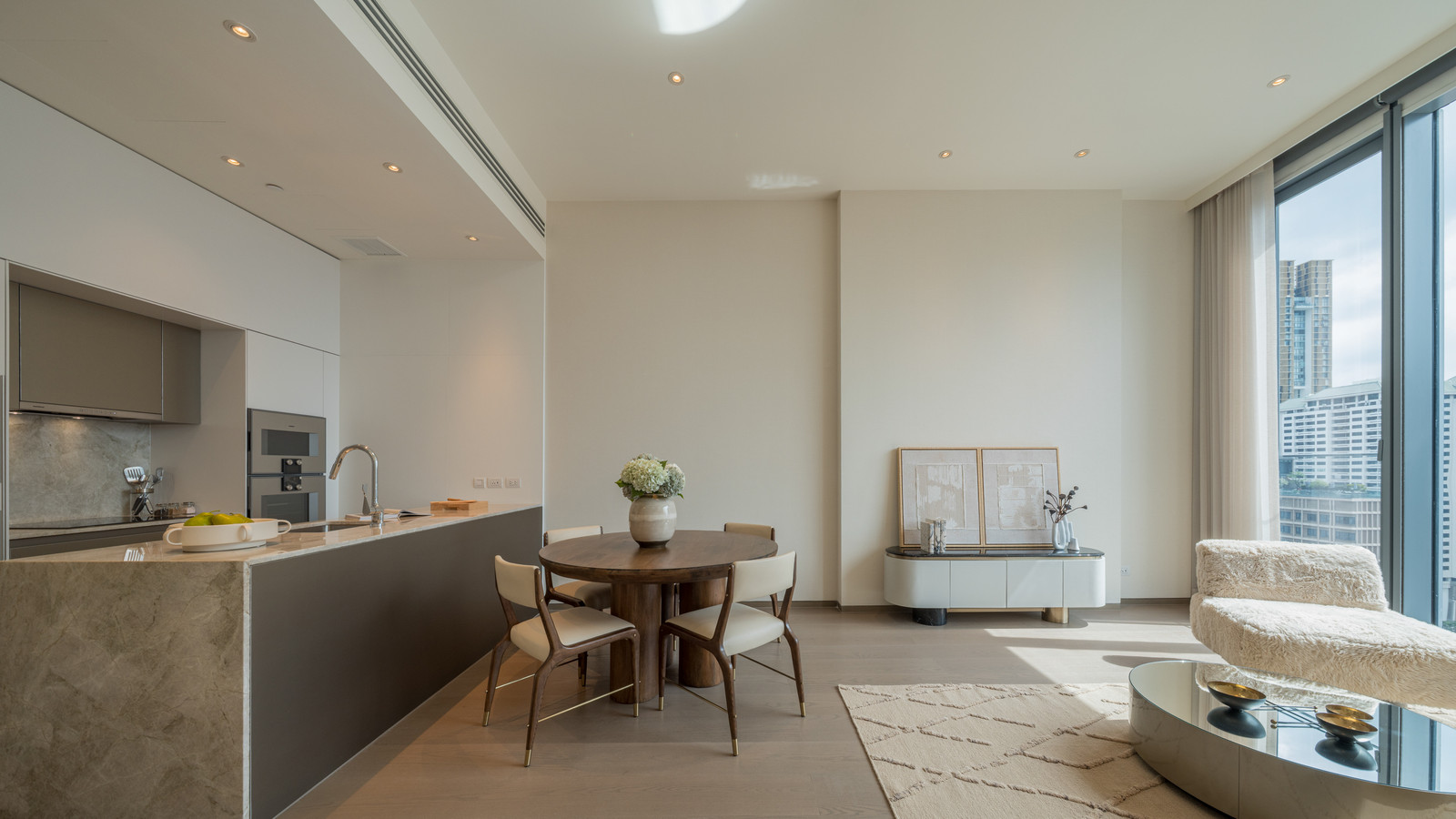 Luxury condo in Langsuan, 83.68 sq m, Private Lift, only 47.3 million baht. Luxury condo in Langsuan, 83.68 sq m, Private Lift, only 47.3 million baht.