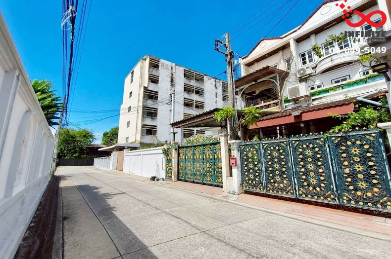 Townhouse for sale, 3 floors, 27.9 sq m, Soi Ratchadaphisek 32 - Lat Phrao 35, near MRT. Townhouse for sale, 3 floors, 27.9 sq m, Soi Ratchadaphisek 32 - Lat Phrao 35, near MRT.