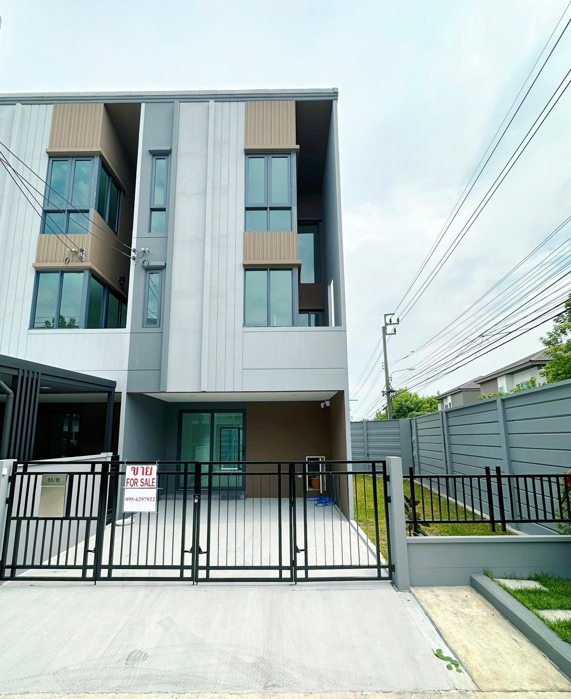 ขายทาวน์โฮม 3 ชั้น บ้านใหม่มือ 1 แปลงมุม มีสนามหญ้า ฝั่งตรงข้ามเป็นสวน ไม่ตรงกับบ้านอื่น บ้านกลางเมือง ประชาอุทิศ 60 ขายทาวน์โฮม 3 ชั้น บ้านใหม่มือ 1 แปลงมุม มีสนามหญ้า ฝั่งตรงข้ามเป็นสวน ไม่ตรงกับบ้านอื่น บ้านกลางเมือง ประชาอุทิศ 60