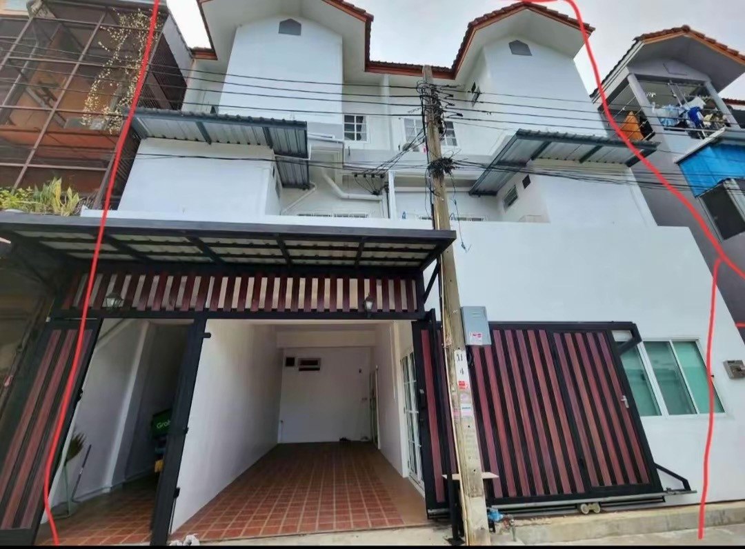 For Rent: Newly Renovated 3-Storey Townhouse (2 Combined Units) 📍 Location: Soi Phutthabucha For Rent: Newly Renovated 3-Storey Townhouse (2 Combined Units) 📍 Location: Soi Phutthabucha