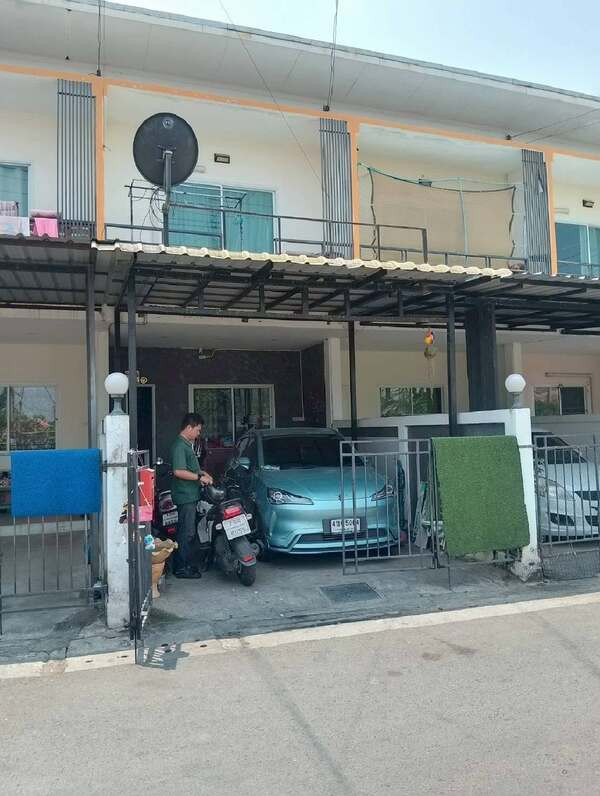  ทาวน์เฮ้าส์ 2 ชั้นขนาด1 8 ตารางวา 2 ห้องนอน 2 ห้องน้ำ มีห้องครัว และห้องนั่งเล่นจอดรถ2คัน  – รูปที่ 2